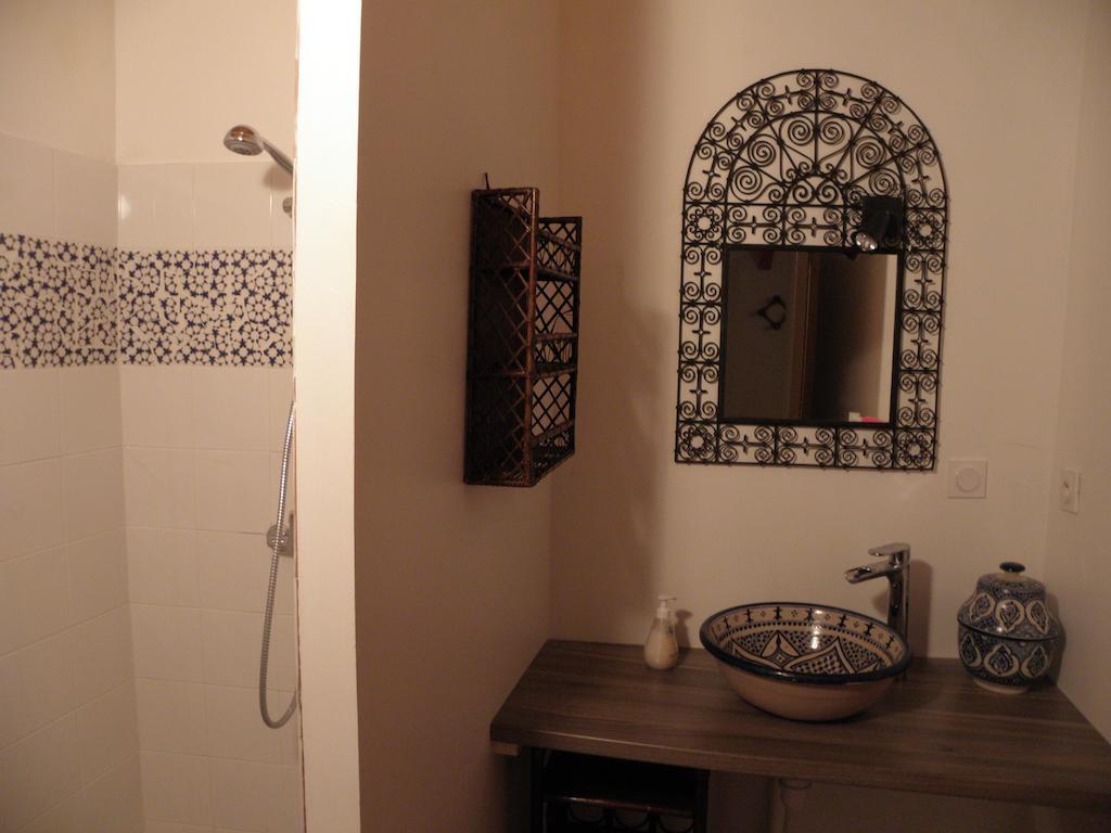 Au The A La Menthe Bed and Breakfast Romans-sur-Isère Kamer foto